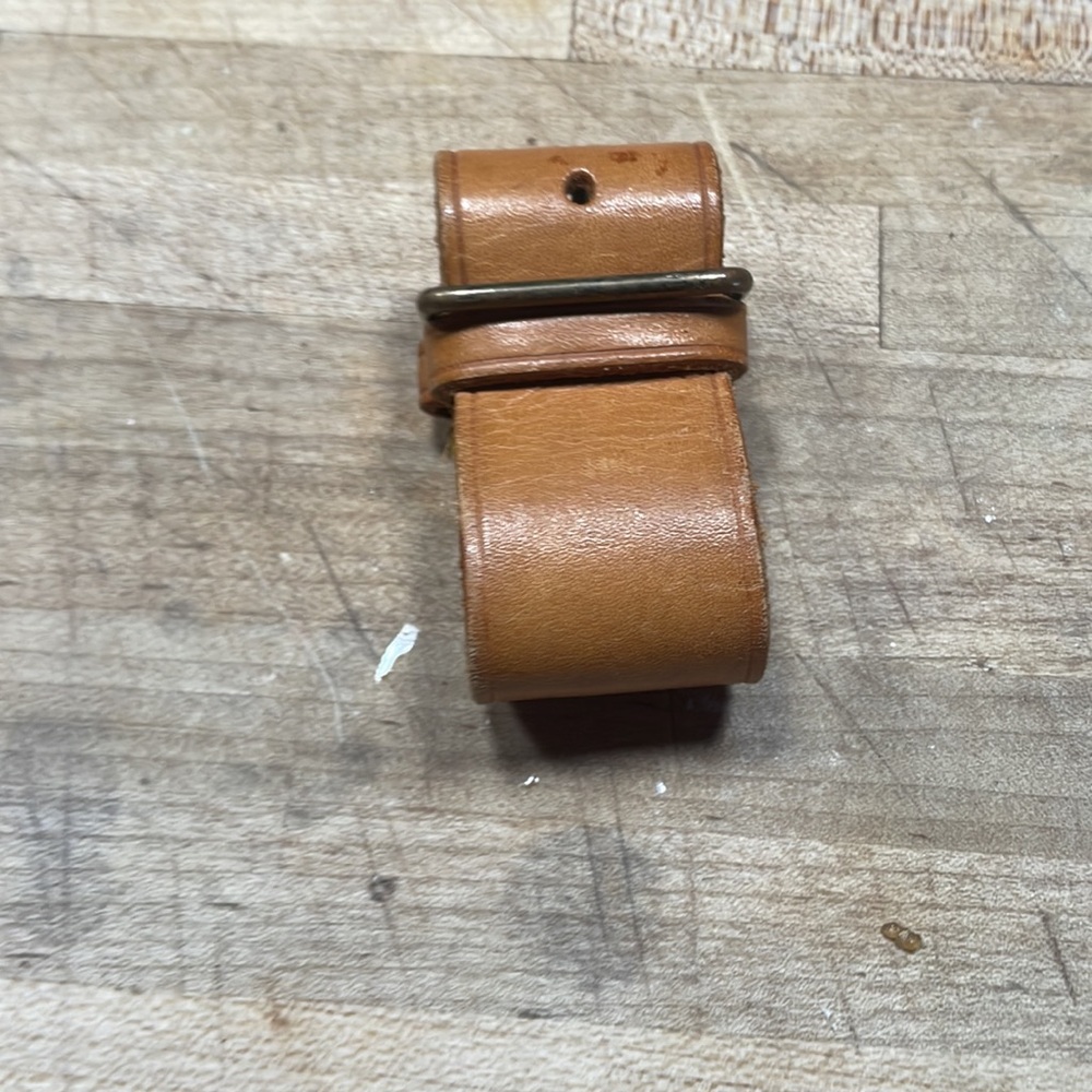 Louis Vuitton leather handle holder to add on any bag . Good for larger bags